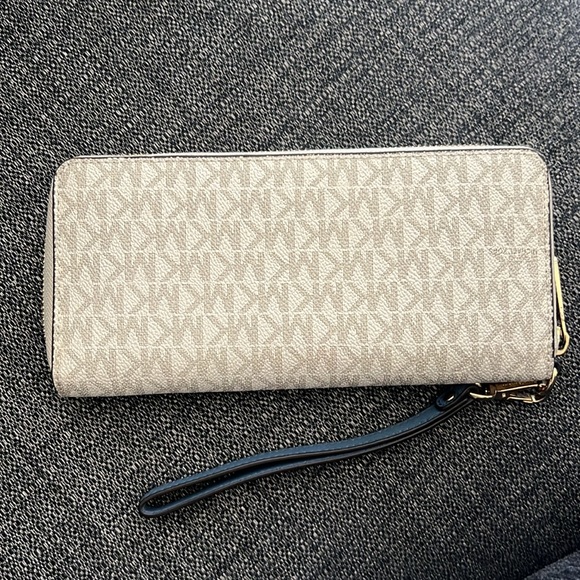 Michael Kors Jet Set Go Airplane Wallet - Picture 2 of 13